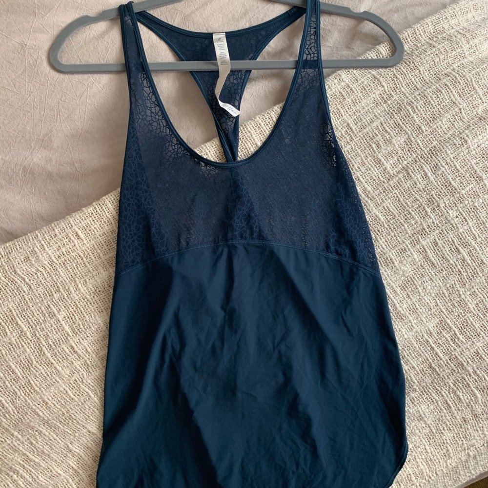 Size 8 lulu lemon top